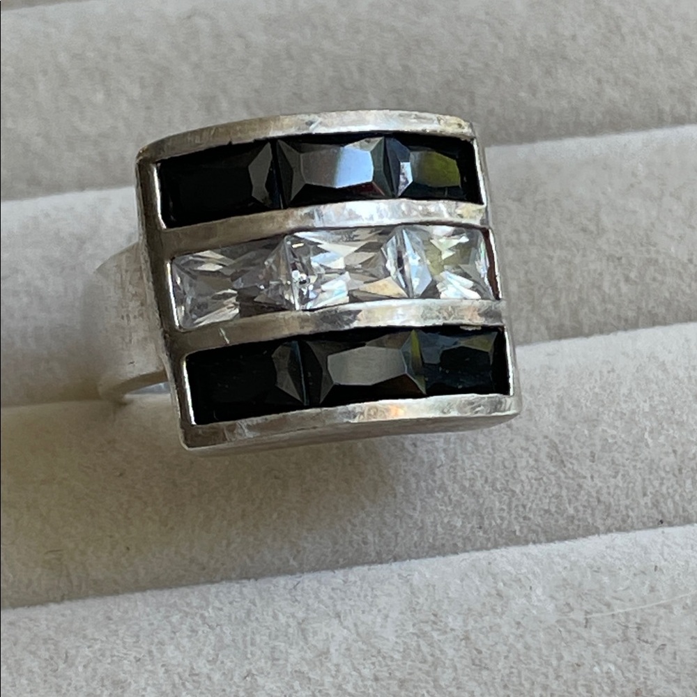 Elegant Silver and Black Women's Ring